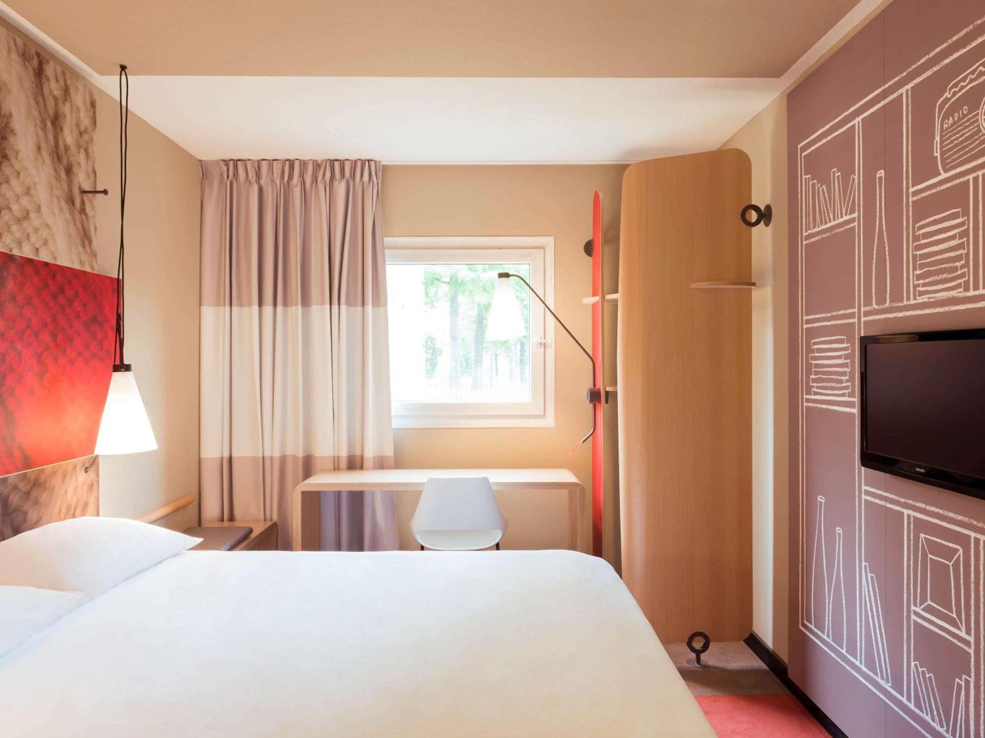 Ibis Poznan Polnoc Hotel Сухи Лас Екстериор снимка