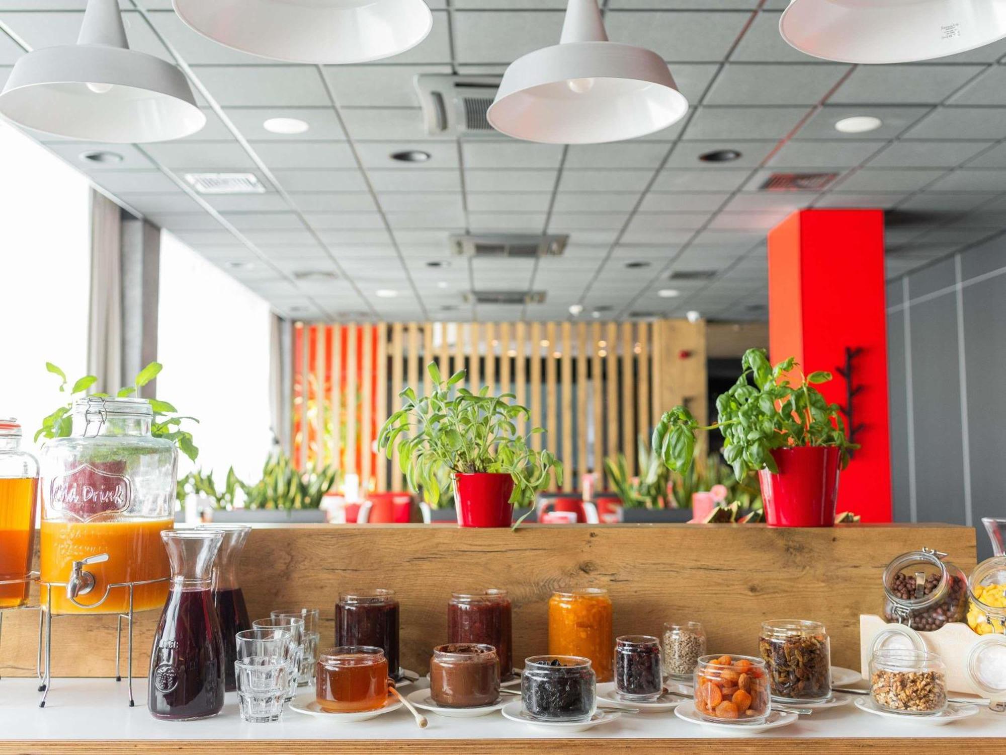Ibis Poznan Polnoc Hotel Сухи Лас Екстериор снимка